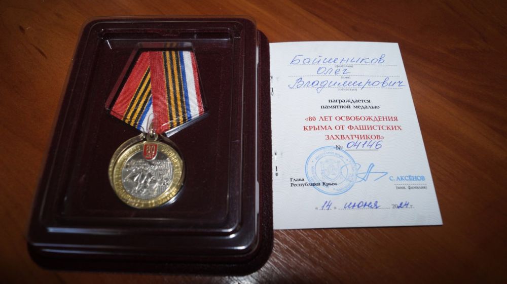 Председатель Советского районного совета Елена Пось, глава администрации Советского района Виктория Грицай, вручили Памятные... Председатель Советского районного совета Елена Пось, глава администрации Советского района Виктория Грицай, вручили Памятные...