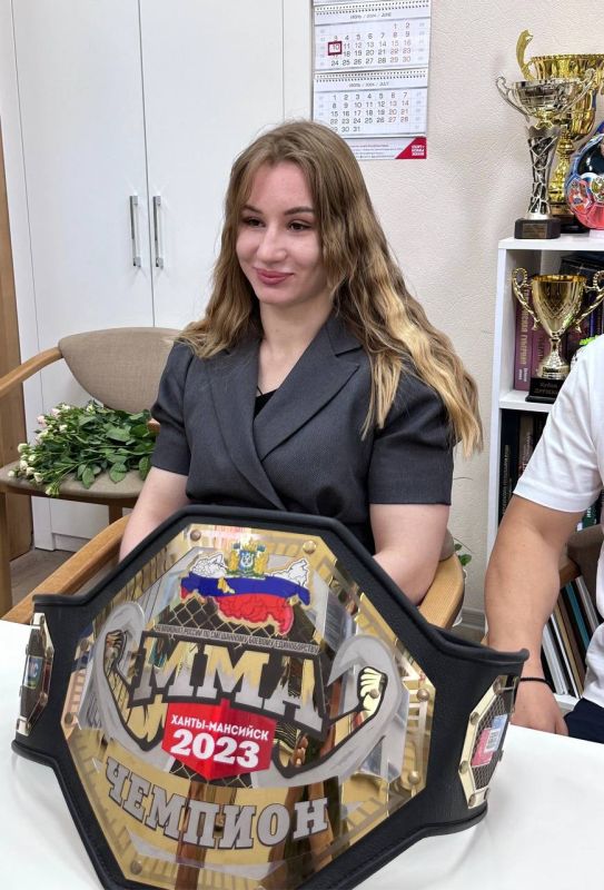 Министр спорта Ольга Торубарова совместно с заместителями Сергеем Гниздыло и Анной Бакаловой вручили наградные часы Министерства спорта Республики Крым Виталии Старовойтовой - победителю Чемпионата России по ММА Министр спорта Ольга Торубарова совместно с заместителями Сергеем Гниздыло и Анной Бакаловой вручили наградные часы Министерства спорта Республики Крым Виталии Старовойтовой - победителю Чемпионата России по ММА