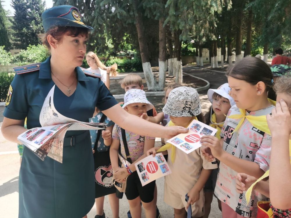 Мои безопасные каникулы: сотрудники МЧС России проводят занятия в детских оздоровительных лагерях Мои безопасные каникулы: сотрудники МЧС России проводят занятия в детских оздоровительных лагерях