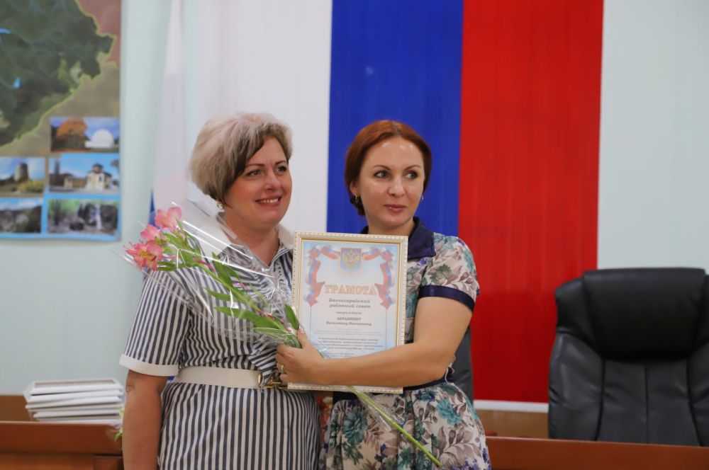 В администрации района в торжественной обстановке вручили Почетные грамоты и Благодарственные письма В администрации района в торжественной обстановке вручили Почетные грамоты и Благодарственные письма