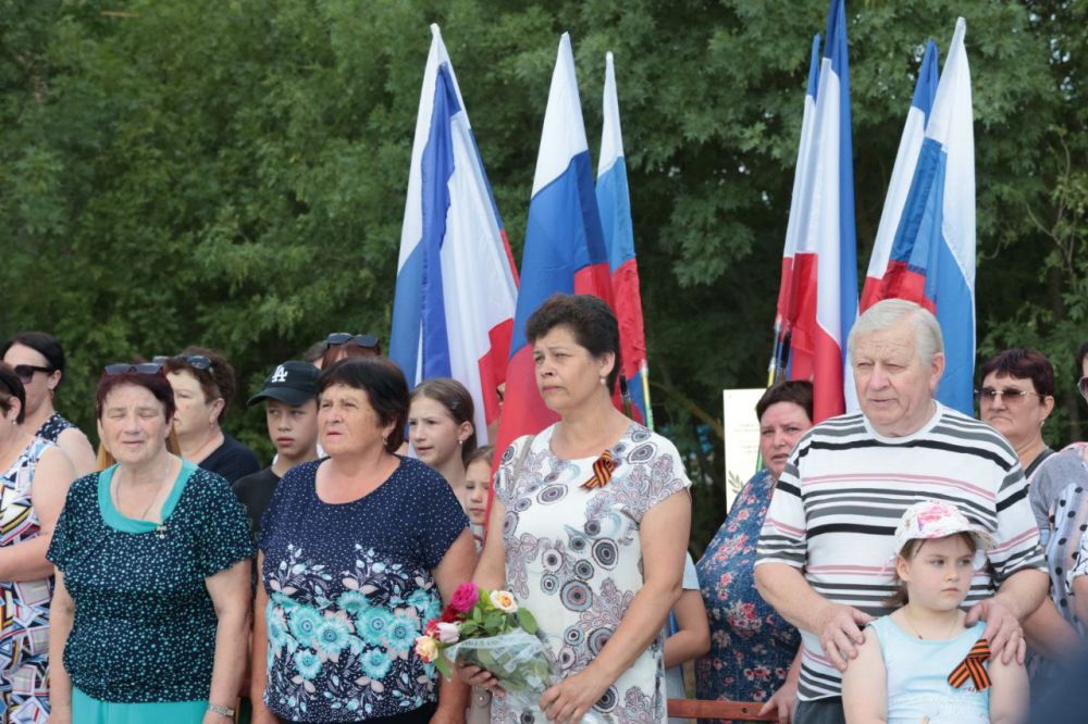 Владимир Константинов: В преддверии Дня памяти и скорби — 83-й годовщины начала Великой Отечественной войны — открыли после ремонта памятник воинам-односельчанам, погибшим в годы Великой Отечественной войны, в селе Изобильное Нижнегорского района Владимир Константинов: В преддверии Дня памяти и скорби — 83-й годовщины начала Великой Отечественной войны — открыли после ремонта памятник воинам-односельчанам, погибшим в годы Великой Отечественной войны, в селе Изобильное Нижнегорского района