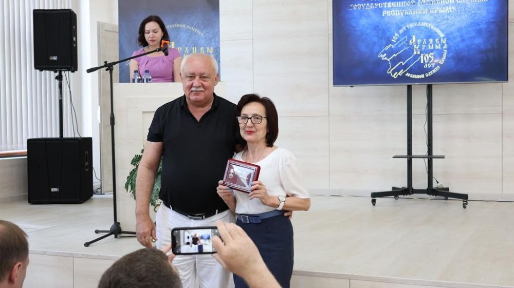 Архивисты Крыма отмечены государственными и ведомственными наградами Архивисты Крыма отмечены государственными и ведомственными наградами