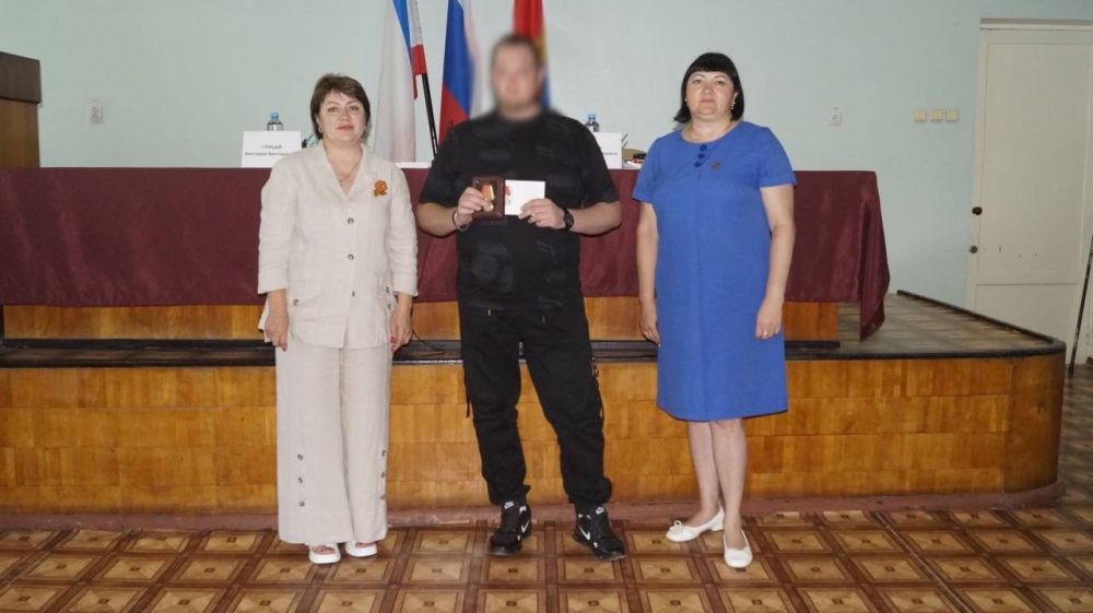 Председатель Советского районного совета Елена Пось, глава администрации Советского района Виктория Грицай, вручили Памятные... Председатель Советского районного совета Елена Пось, глава администрации Советского района Виктория Грицай, вручили Памятные...