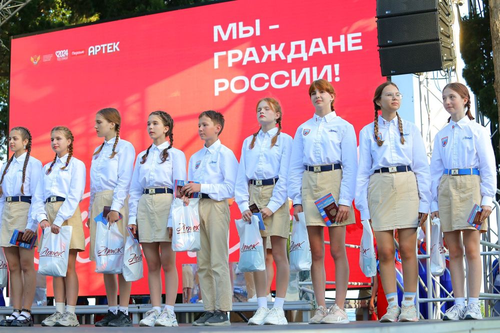 22 артековца из 21 региона страны получили первые паспорта в День России 22 артековца из 21 региона страны получили первые паспорта в День России