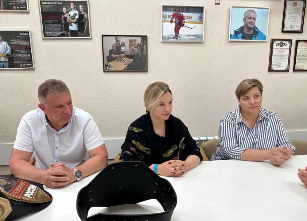 Министр спорта Ольга Торубарова совместно с заместителями Сергеем Гниздыло и Анной Бакаловой вручили наградные часы Министерства спорта Республики Крым Виталии Старовойтовой - победителю Чемпионата России по ММА Министр спорта Ольга Торубарова совместно с заместителями Сергеем Гниздыло и Анной Бакаловой вручили наградные часы Министерства спорта Республики Крым Виталии Старовойтовой - победителю Чемпионата России по ММА
