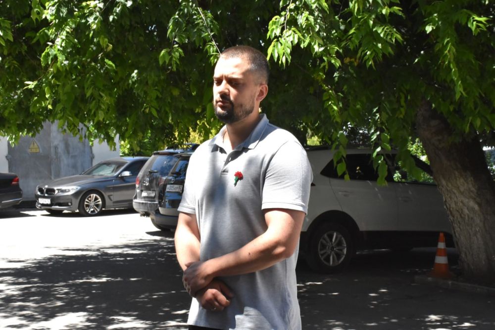Коллектив Минимущества Крыма почтил минутой молчания память героев, павших во время Великой Отечественной войны Коллектив Минимущества Крыма почтил минутой молчания память героев, павших во время Великой Отечественной войны