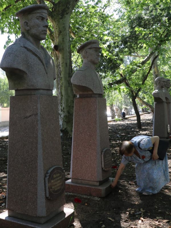 На Аллее героев в Феодосии высадили «Сад памяти» На Аллее героев в Феодосии высадили «Сад памяти»