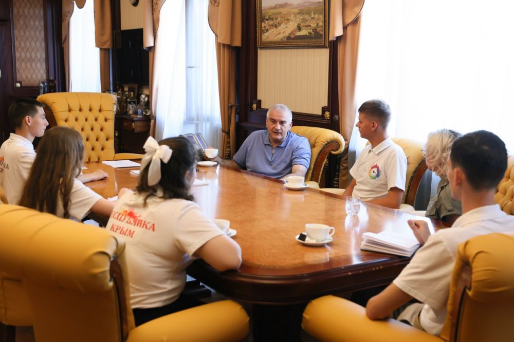 Сергей Аксёнов: На встрече с лидерами ученического самоуправления республики ребята рассказали о своих предложениях, поделились идеями и проектами Сергей Аксёнов: На встрече с лидерами ученического самоуправления республики ребята рассказали о своих предложениях, поделились идеями и проектами