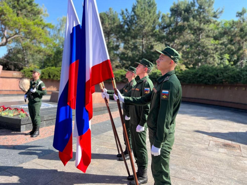 Министр внутренних дел по Республике Крым в День памяти и скорби возложил цветы к мемориалу «Вечный огонь» Министр внутренних дел по Республике Крым в День памяти и скорби возложил цветы к мемориалу «Вечный огонь»