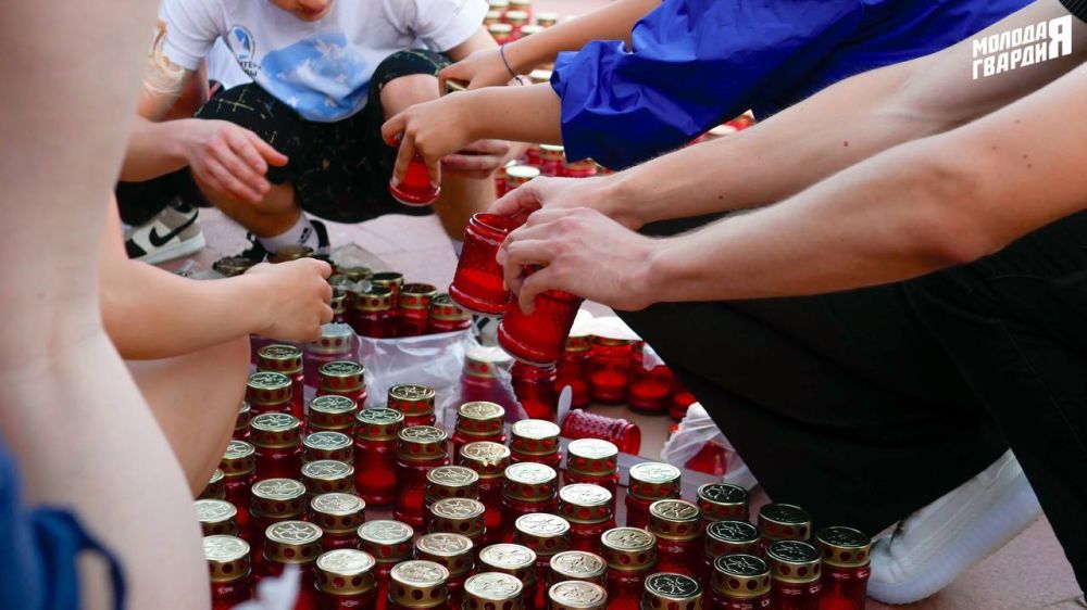 Молодогвардейцы Республики Крым приняли участие в ежегодной памятной акции «Огненные картины войны» Молодогвардейцы Республики Крым приняли участие в ежегодной памятной акции «Огненные картины войны»