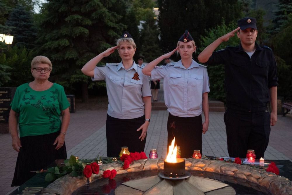Керченские полицейские присоединились ко Всероссийской акции «Свеча памяти» Керченские полицейские присоединились ко Всероссийской акции «Свеча памяти»