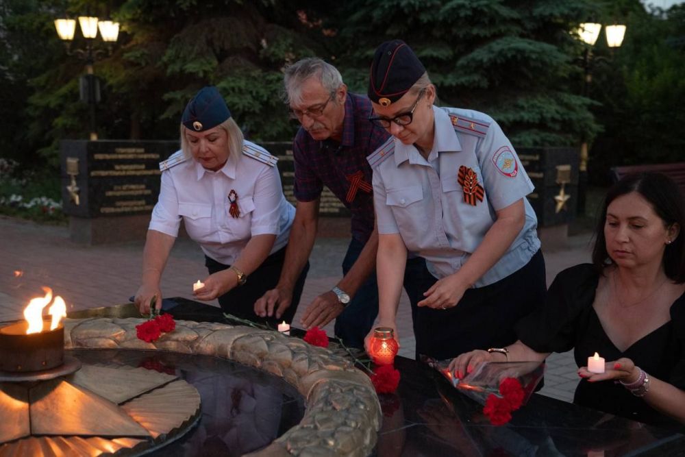 Керченские полицейские присоединились ко Всероссийской акции «Свеча памяти» Керченские полицейские присоединились ко Всероссийской акции «Свеча памяти»