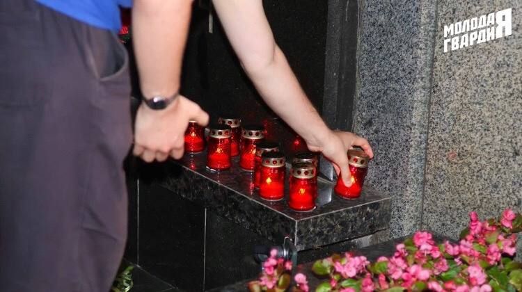 Активисты «Молодой Гвардии» Симферополя приняли участие в ежегодной памятной акции «Свеча памяти» Активисты «Молодой Гвардии» Симферополя приняли участие в ежегодной памятной акции «Свеча памяти»