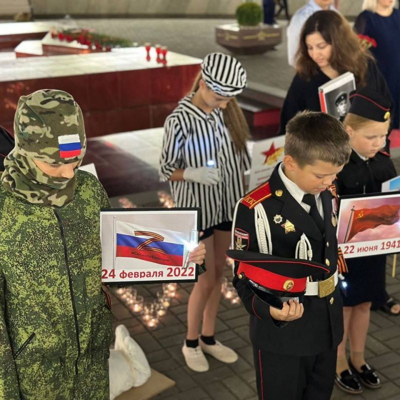 Ялта помнит и чтит. В Ялте прошли сразу две акции, посвящённые Дню памяти и скорби: «Свеча памяти» и «Огненные картины... Ялта помнит и чтит. В Ялте прошли сразу две акции, посвящённые Дню памяти и скорби: «Свеча памяти» и «Огненные картины...