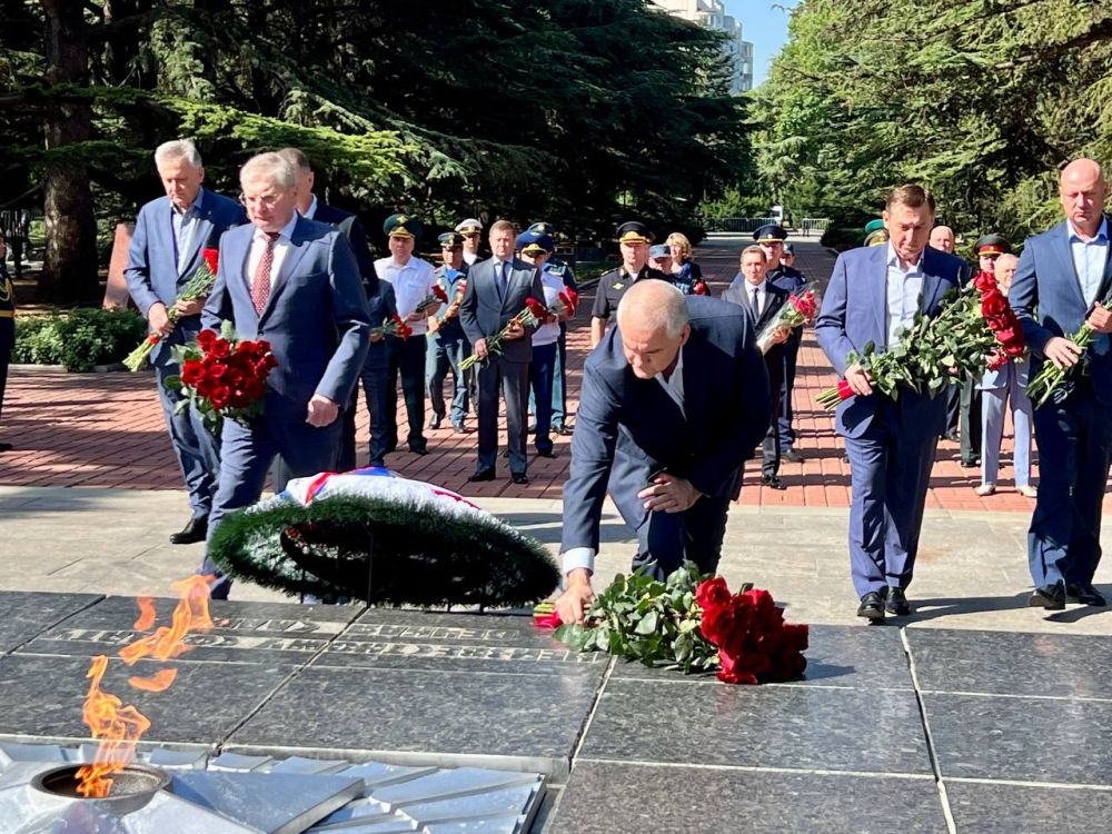 Министр внутренних дел по Республике Крым в День памяти и скорби возложил цветы к мемориалу «Вечный огонь» Министр внутренних дел по Республике Крым в День памяти и скорби возложил цветы к мемориалу «Вечный огонь»