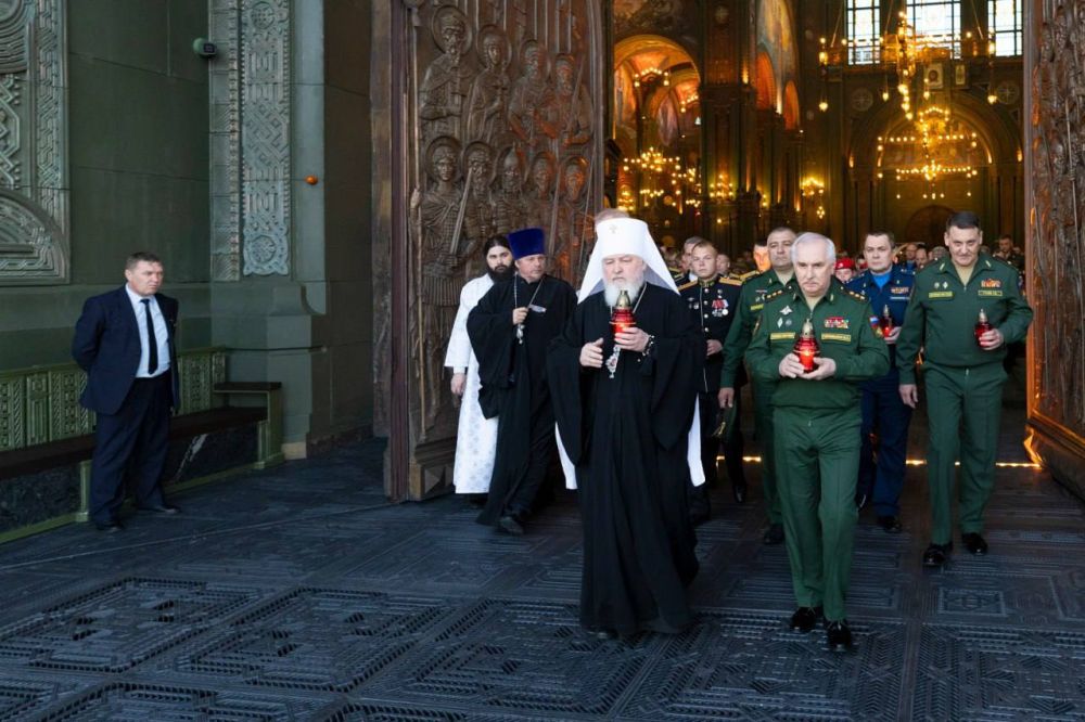 В День памяти и скорби у стен Главного храма ВС РФ зажгли 1418 свечей с пламенем от Вечного огня Пискарёвского мемориального кладбища Санкт-Петербурга В День памяти и скорби у стен Главного храма ВС РФ зажгли 1418 свечей с пламенем от Вечного огня Пискарёвского мемориального кладбища Санкт-Петербурга