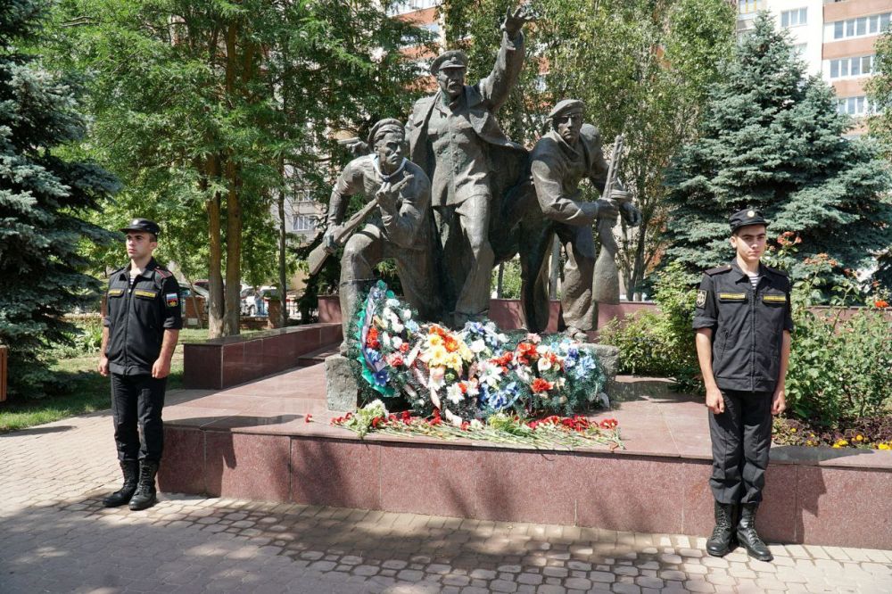 Эммилия Леонова: Сегодня в День памяти и скорби на мемориальном комплекте «Красная горка» возложили цветы к памятнику «Скорбящая Мать» и почтили память защитников Отечества минутой молчания Эммилия Леонова: Сегодня в День памяти и скорби на мемориальном комплекте «Красная горка» возложили цветы к памятнику «Скорбящая Мать» и почтили память защитников Отечества минутой молчания