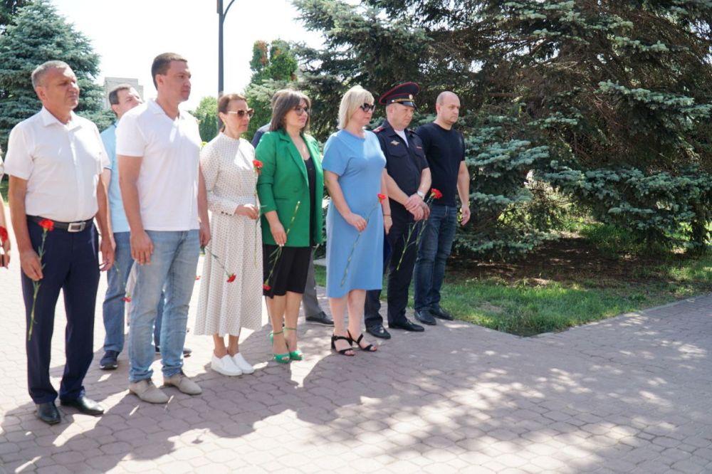 Эммилия Леонова: Сегодня в День памяти и скорби на мемориальном комплекте «Красная горка» возложили цветы к памятнику «Скорбящая Мать» и почтили память защитников Отечества минутой молчания Эммилия Леонова: Сегодня в День памяти и скорби на мемориальном комплекте «Красная горка» возложили цветы к памятнику «Скорбящая Мать» и почтили память защитников Отечества минутой молчания