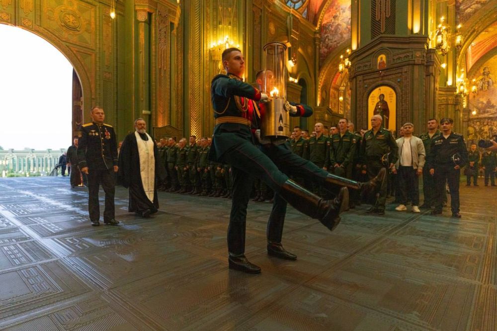 В День памяти и скорби у стен Главного храма ВС РФ зажгли 1418 свечей с пламенем от Вечного огня Пискарёвского мемориального кладбища Санкт-Петербурга В День памяти и скорби у стен Главного храма ВС РФ зажгли 1418 свечей с пламенем от Вечного огня Пискарёвского мемориального кладбища Санкт-Петербурга