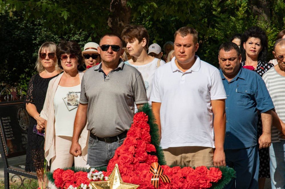 Александр Овдиенко: Вместе с жителями города, депутатами Сакского городского совета возложили цветы в знак Памятной даты 22 июня - день начала Великой Отечественной войны Александр Овдиенко: Вместе с жителями города, депутатами Сакского городского совета возложили цветы в знак Памятной даты 22 июня - день начала Великой Отечественной войны