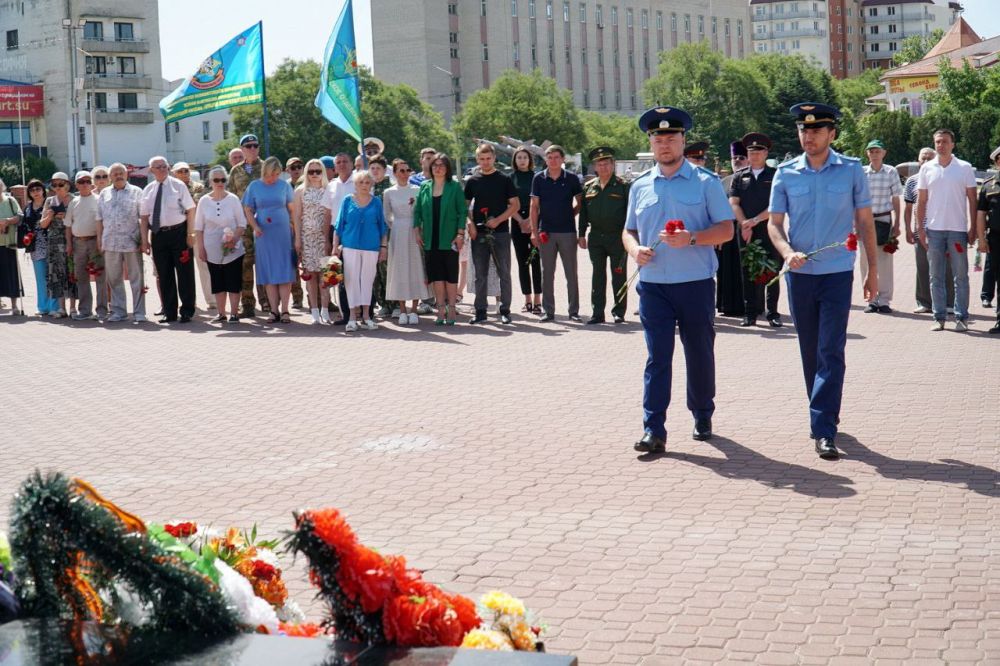 Эммилия Леонова: Сегодня в День памяти и скорби на мемориальном комплекте «Красная горка» возложили цветы к памятнику «Скорбящая Мать» и почтили память защитников Отечества минутой молчания Эммилия Леонова: Сегодня в День памяти и скорби на мемориальном комплекте «Красная горка» возложили цветы к памятнику «Скорбящая Мать» и почтили память защитников Отечества минутой молчания