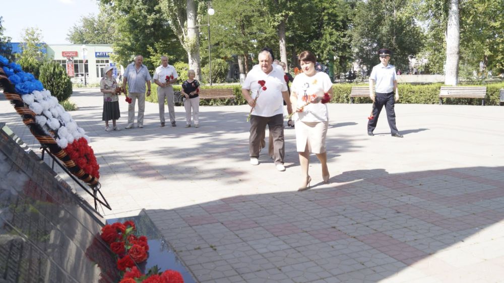 22 июня в пгт Советском возле памятника Воину-освободителю состоялось мероприятие, приуроченное ко Дню памяти и скорби 22 июня в пгт Советском возле памятника Воину-освободителю состоялось мероприятие, приуроченное ко Дню памяти и скорби