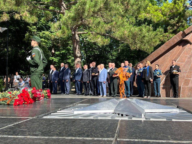 Министр внутренних дел по Республике Крым в День памяти и скорби возложил цветы к мемориалу «Вечный огонь» Министр внутренних дел по Республике Крым в День памяти и скорби возложил цветы к мемориалу «Вечный огонь»