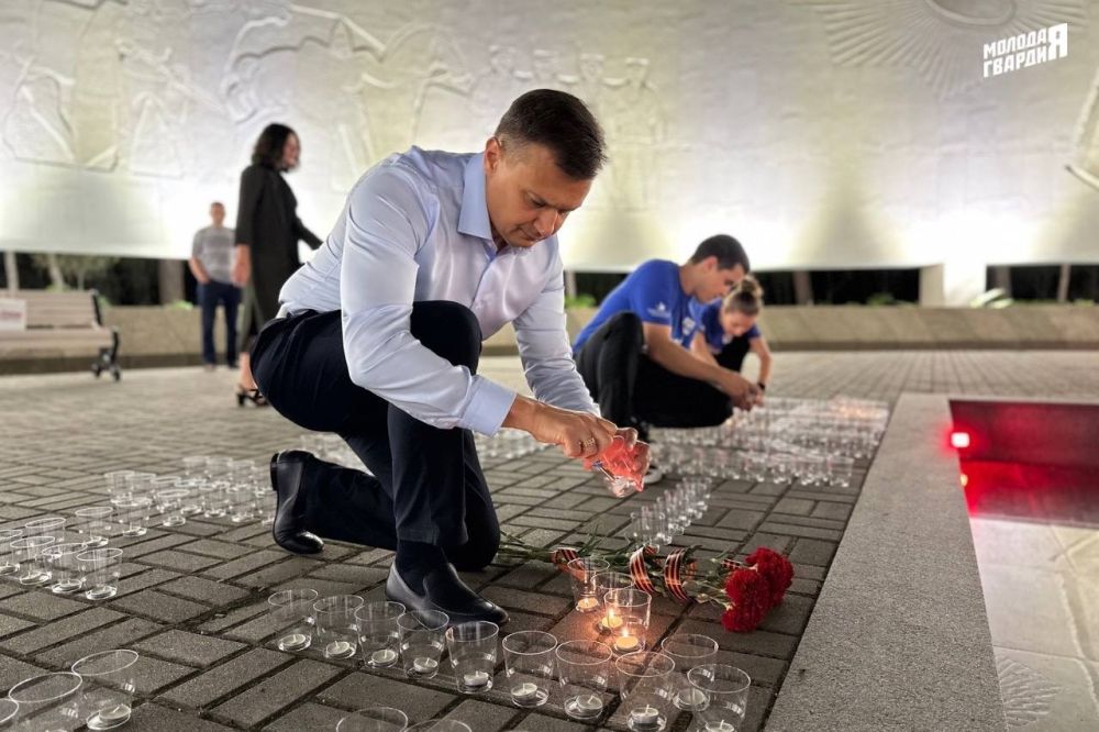 Ялтинские Молодогвардейцы почтили память героев Великой Отечественной войны огненной картиной Ялтинские Молодогвардейцы почтили память героев Великой Отечественной войны огненной картиной