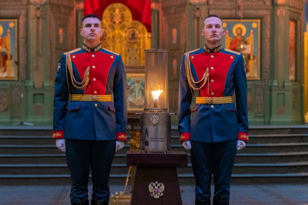 В День памяти и скорби у стен Главного храма ВС РФ зажгли 1418 свечей с пламенем от Вечного огня Пискарёвского мемориального кладбища Санкт-Петербурга В День памяти и скорби у стен Главного храма ВС РФ зажгли 1418 свечей с пламенем от Вечного огня Пискарёвского мемориального кладбища Санкт-Петербурга