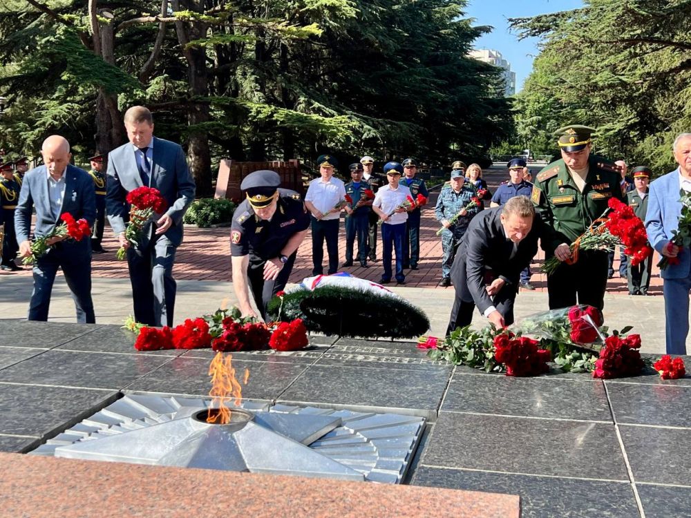 Министр внутренних дел по Республике Крым в День памяти и скорби возложил цветы к мемориалу «Вечный огонь» Министр внутренних дел по Республике Крым в День памяти и скорби возложил цветы к мемориалу «Вечный огонь»