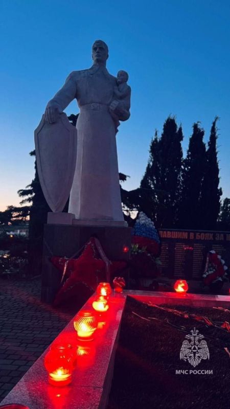Сегодня, 22 июня, в День памяти и скорби, по всему Крыму прошли мероприятия с участием личного состава подразделений Главного управления Сегодня, 22 июня, в День памяти и скорби, по всему Крыму прошли мероприятия с участием личного состава подразделений Главного управления