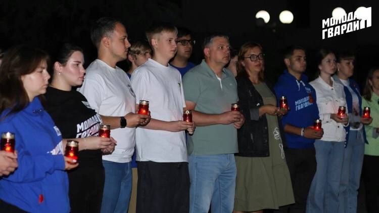Активисты «Молодой Гвардии» Симферополя приняли участие в ежегодной памятной акции «Свеча памяти» Активисты «Молодой Гвардии» Симферополя приняли участие в ежегодной памятной акции «Свеча памяти»