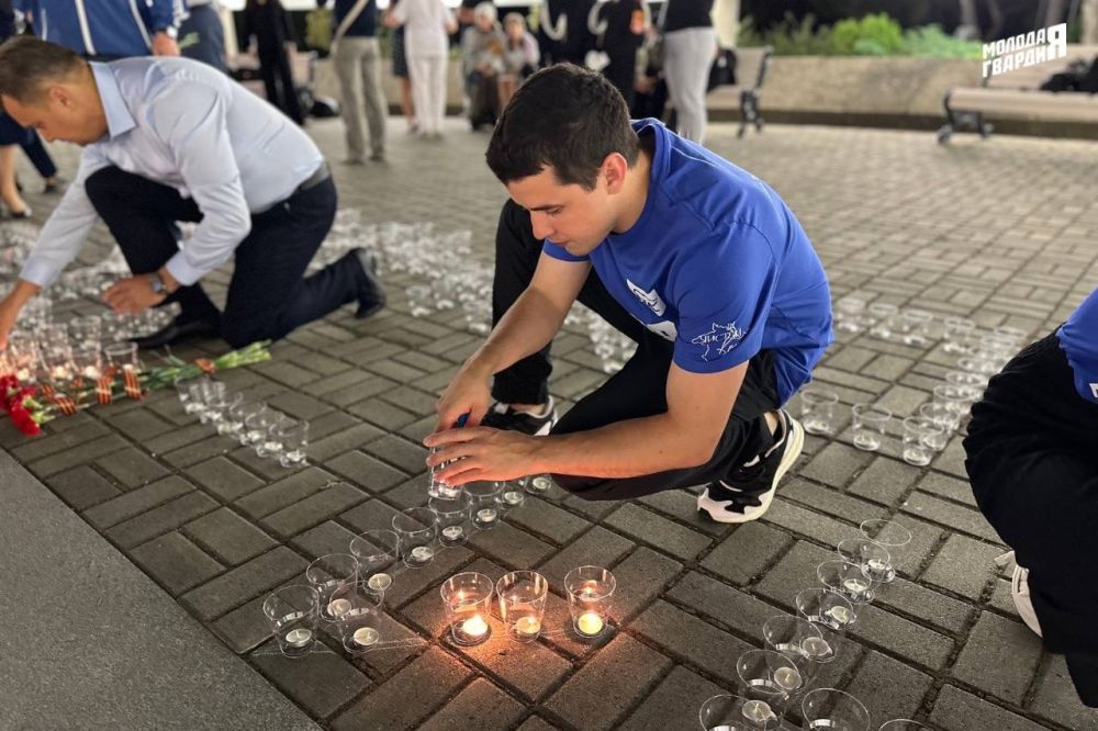 Ялтинские Молодогвардейцы почтили память героев Великой Отечественной войны огненной картиной Ялтинские Молодогвардейцы почтили память героев Великой Отечественной войны огненной картиной