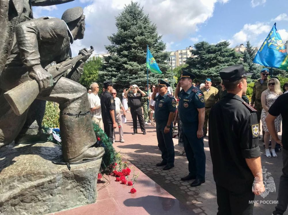 Сегодня, 22 июня, в День памяти и скорби, по всему Крыму прошли мероприятия с участием личного состава подразделений Главного управления Сегодня, 22 июня, в День памяти и скорби, по всему Крыму прошли мероприятия с участием личного состава подразделений Главного управления
