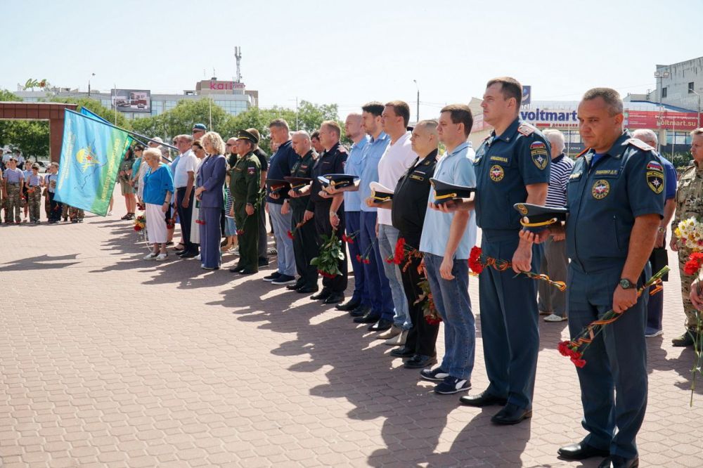 Эммилия Леонова: Сегодня в День памяти и скорби на мемориальном комплекте «Красная горка» возложили цветы к памятнику «Скорбящая Мать» и почтили память защитников Отечества минутой молчания Эммилия Леонова: Сегодня в День памяти и скорби на мемориальном комплекте «Красная горка» возложили цветы к памятнику «Скорбящая Мать» и почтили память защитников Отечества минутой молчания