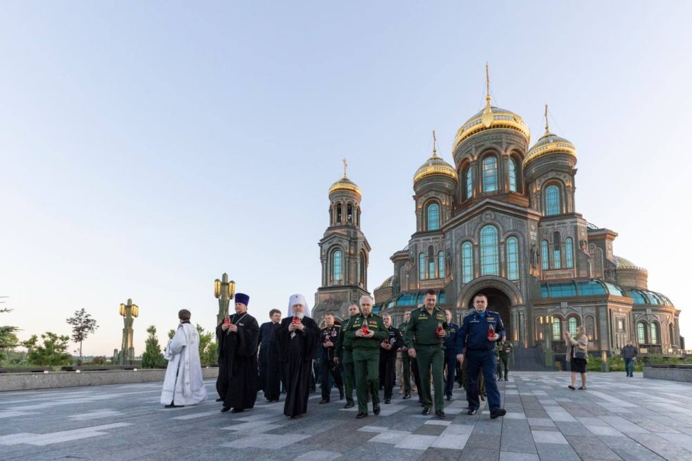 В День памяти и скорби у стен Главного храма ВС РФ зажгли 1418 свечей с пламенем от Вечного огня Пискарёвского мемориального кладбища Санкт-Петербурга В День памяти и скорби у стен Главного храма ВС РФ зажгли 1418 свечей с пламенем от Вечного огня Пискарёвского мемориального кладбища Санкт-Петербурга
