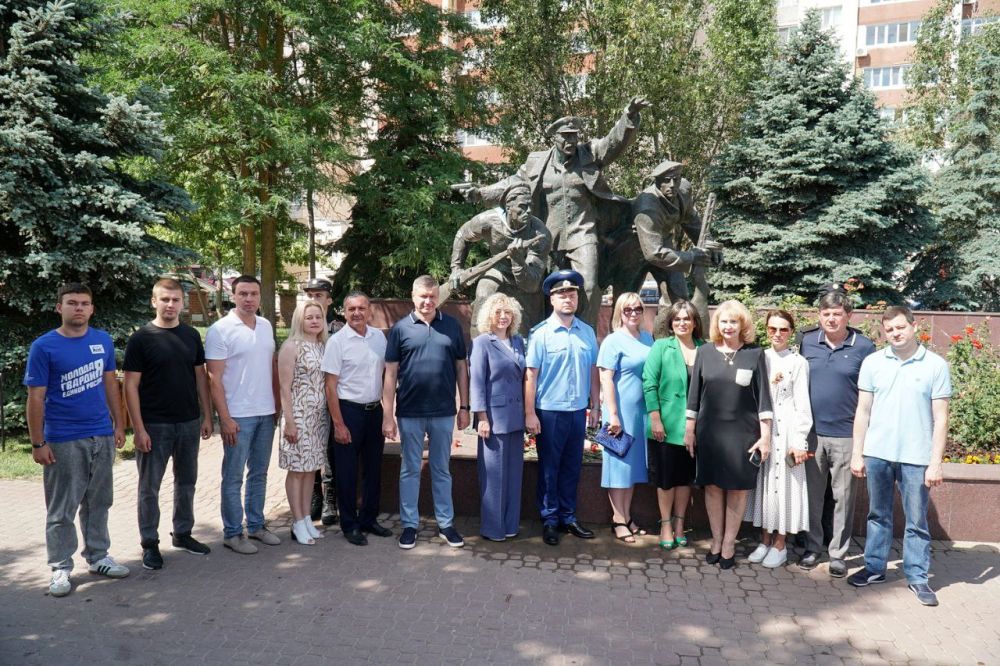 Эммилия Леонова: Сегодня в День памяти и скорби на мемориальном комплекте «Красная горка» возложили цветы к памятнику «Скорбящая Мать» и почтили память защитников Отечества минутой молчания Эммилия Леонова: Сегодня в День памяти и скорби на мемориальном комплекте «Красная горка» возложили цветы к памятнику «Скорбящая Мать» и почтили память защитников Отечества минутой молчания