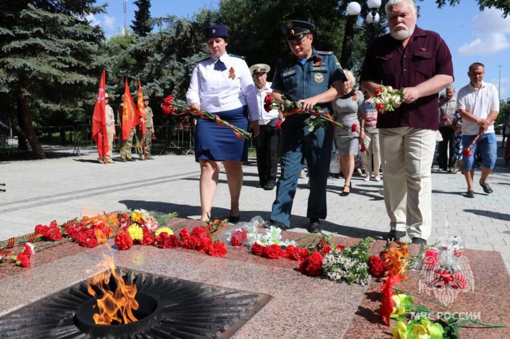 Сегодня, 22 июня, в День памяти и скорби, по всему Крыму прошли мероприятия с участием личного состава подразделений Главного управления Сегодня, 22 июня, в День памяти и скорби, по всему Крыму прошли мероприятия с участием личного состава подразделений Главного управления