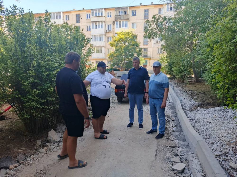 Юрий Гоцанюк: В Евпатории с коллегами проверили ход работ по ремонту тротуаров на пр. енина Юрий Гоцанюк: В Евпатории с коллегами проверили ход работ по ремонту тротуаров на пр. енина