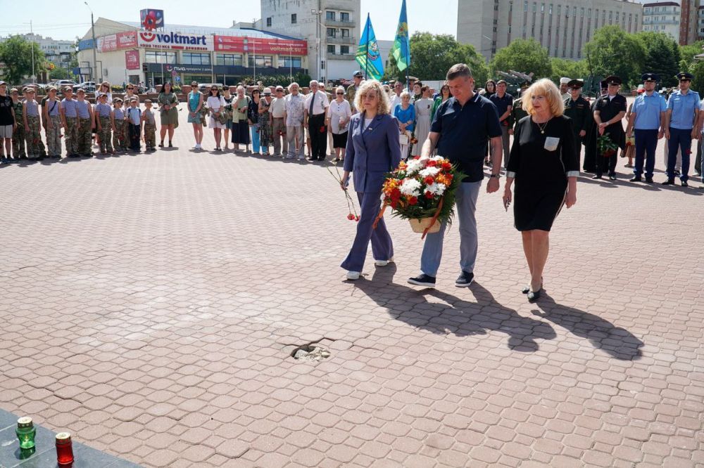 Эммилия Леонова: Сегодня в День памяти и скорби на мемориальном комплекте «Красная горка» возложили цветы к памятнику «Скорбящая Мать» и почтили память защитников Отечества минутой молчания Эммилия Леонова: Сегодня в День памяти и скорби на мемориальном комплекте «Красная горка» возложили цветы к памятнику «Скорбящая Мать» и почтили память защитников Отечества минутой молчания