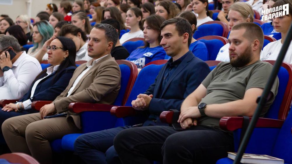 Активисты «Молодой Гвардии» Симферополя посетили премьеру фильма на тему Специальной военной операции Активисты «Молодой Гвардии» Симферополя посетили премьеру фильма на тему Специальной военной операции