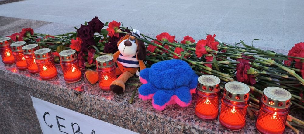 В центре Симферополя провели акцию в память о погибших во время атаки ВСУ на Севастополь, передаёт корреспондент телеканала «Миллет» В центре Симферополя провели акцию в память о погибших во время атаки ВСУ на Севастополь, передаёт корреспондент телеканала «Миллет»