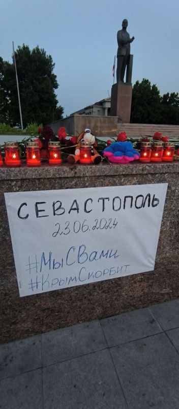 В центре Симферополя провели акцию в память о погибших во время атаки ВСУ на Севастополь, передаёт корреспондент телеканала «Миллет» В центре Симферополя провели акцию в память о погибших во время атаки ВСУ на Севастополь, передаёт корреспондент телеканала «Миллет»