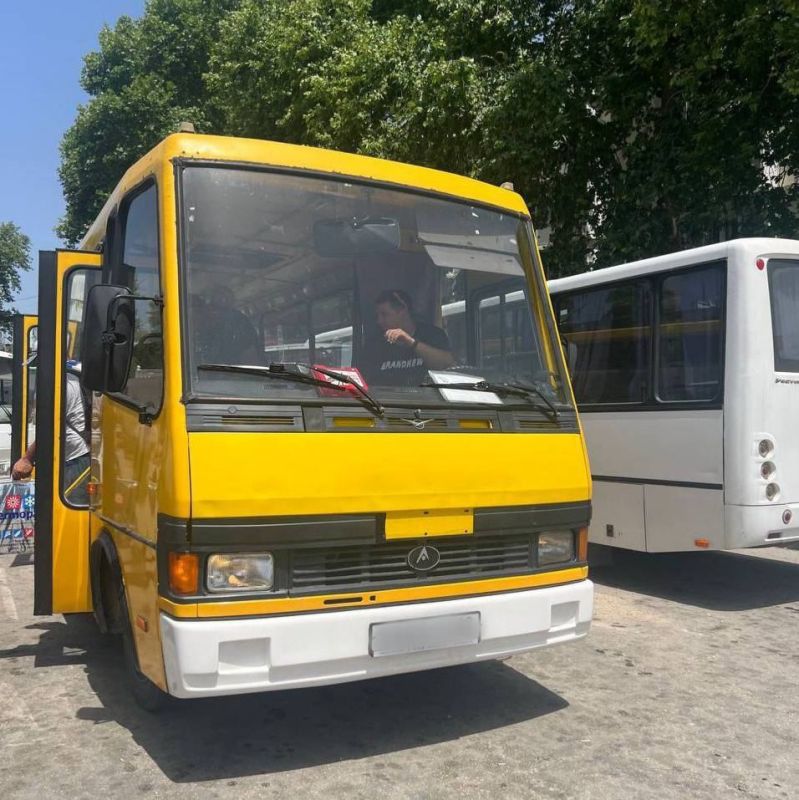 Раненый спасатель помогал отдыхающим на пляже в Севастополе спасаться во время атаки ВСУ, пишут в местных каналах Раненый спасатель помогал отдыхающим на пляже в Севастополе спасаться во время атаки ВСУ, пишут в местных каналах