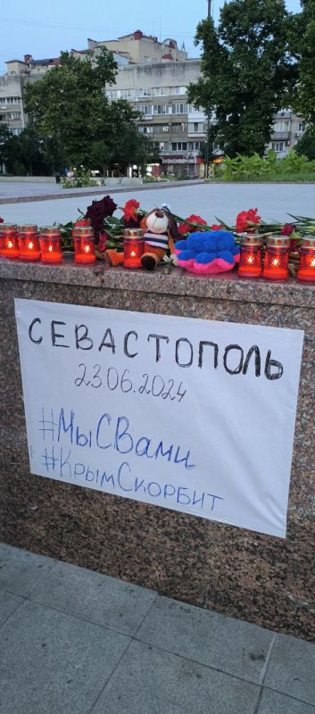 В центре Симферополя провели акцию в память о погибших во время атаки ВСУ на Севастополь, передаёт корреспондент телеканала «Миллет» В центре Симферополя провели акцию в память о погибших во время атаки ВСУ на Севастополь, передаёт корреспондент телеканала «Миллет»