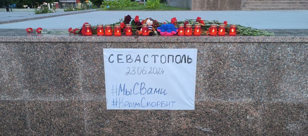 В центре Симферополя провели акцию в память о погибших во время атаки ВСУ на Севастополь, передаёт корреспондент телеканала «Миллет» В центре Симферополя провели акцию в память о погибших во время атаки ВСУ на Севастополь, передаёт корреспондент телеканала «Миллет»