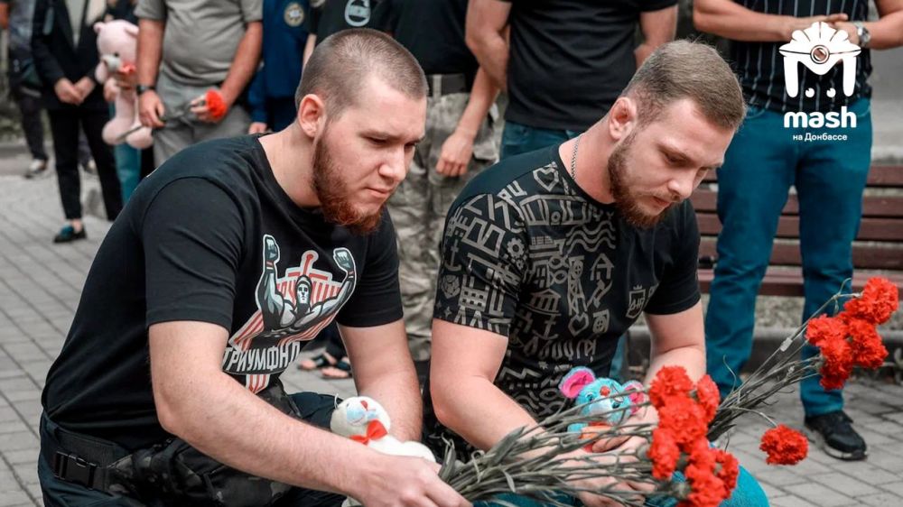 Дончане почтили память погибших при ударе по пляжу в Севастополе Дончане почтили память погибших при ударе по пляжу в Севастополе