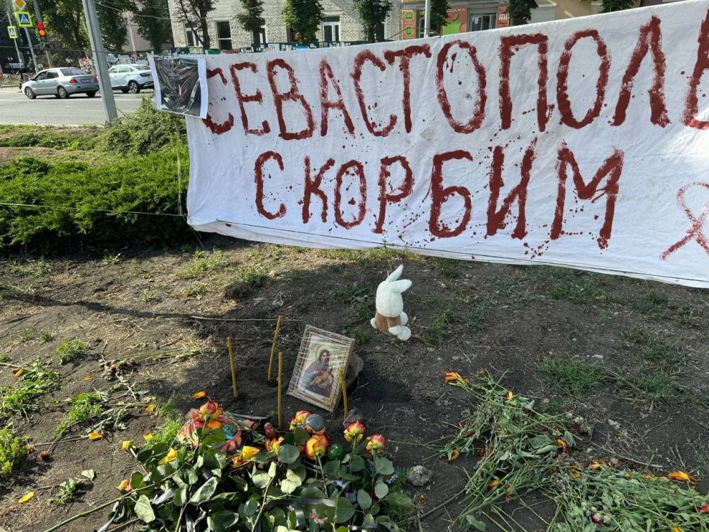 Донецкая и Мариупольская команды "Рассвет" - молодежь из Донбасса, выражает соболезнования родным и близким погибших Донецкая и Мариупольская команды "Рассвет" - молодежь из Донбасса, выражает соболезнования родным и близким погибших