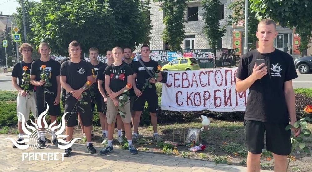 Донецкая и Мариупольская команды "Рассвет" - молодежь из Донбасса, выражает соболезнования родным и близким погибших Донецкая и Мариупольская команды "Рассвет" - молодежь из Донбасса, выражает соболезнования родным и близким погибших