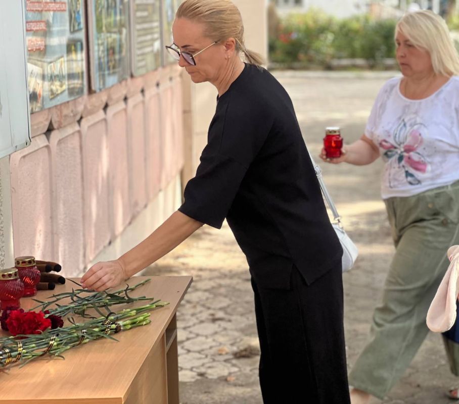 Игорь Ивин: В городе появился стихийный мемориал в память о погибших мирных жителях в результате атаки на Севастополь Игорь Ивин: В городе появился стихийный мемориал в память о погибших мирных жителях в результате атаки на Севастополь